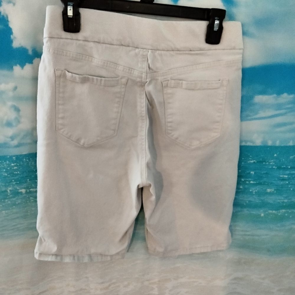 "Gloria Vanderbilt" woman's all around slim affect shorts. - Picture 3 of 7